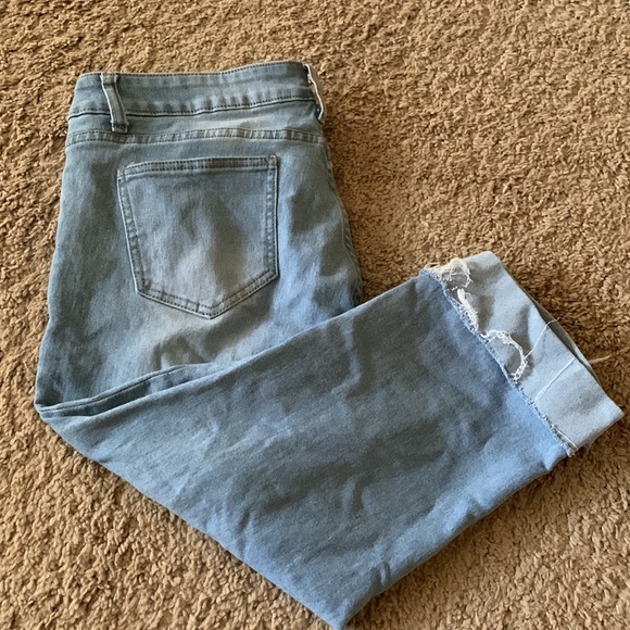 Light wash capris - Picture 3 of 3